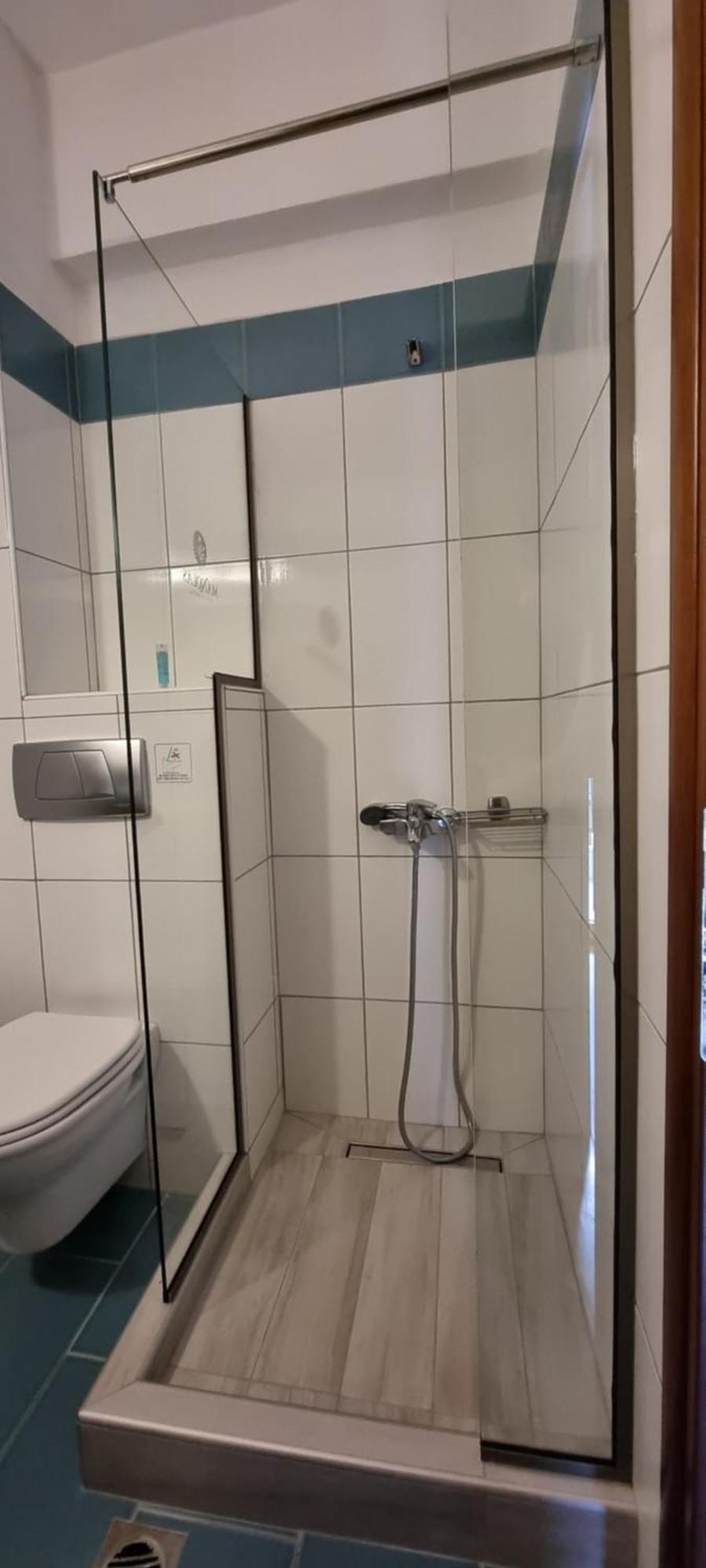 Manolas Néoi Póroi Rom bilde